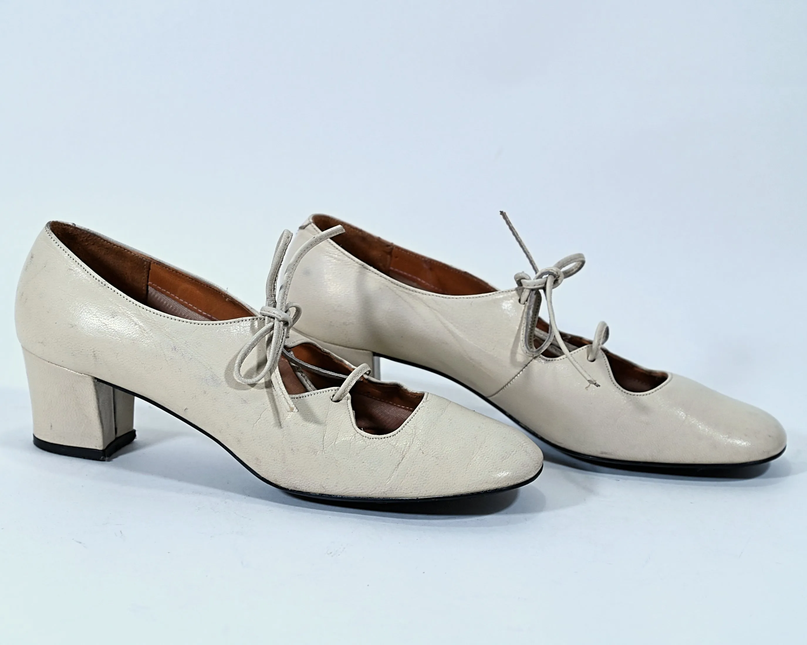SOLD Vintage 60s Cream Leather MOD Lace Up Shoes, by Caressa SZ 6 1/2